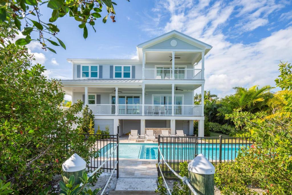 Key West House Sitting: Immerse Yourself in Coastal Bliss, Delight in Fresh Seafood, and Reel in Thrilling Fishing Adventures